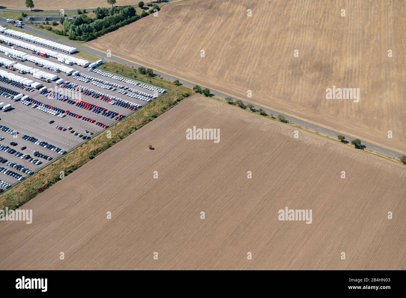 Luftaufnahme von Parkplatz der an Felder angrenzt Foto Stock