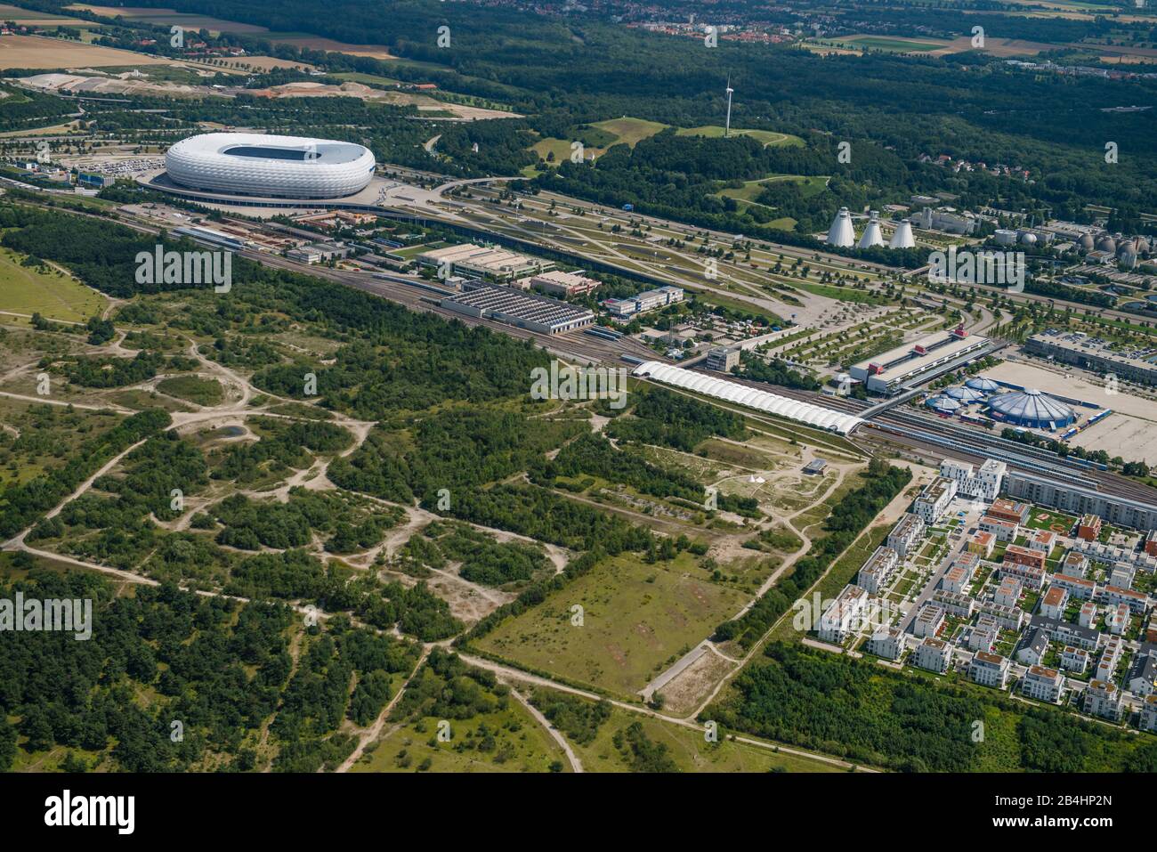 Veduta aerea di Monaco di Baviera Fröttmaning con Allianzarena sullo sfondo Foto Stock