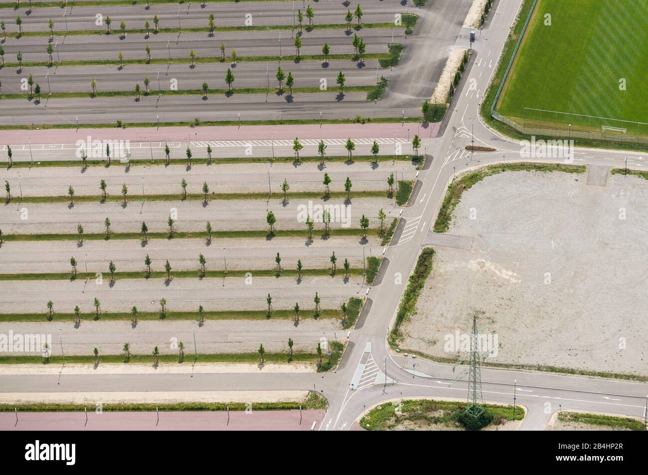 Veduta aerea dei parcheggi vuoti della SGL Arena di Augusta Foto Stock