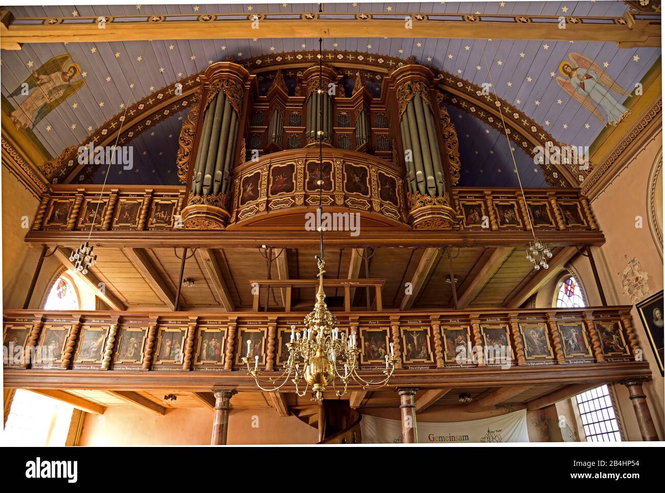 Europa, Germania, bassa Sassonia, Altes Land Near Hamburg, Hamburg Metropolitan Region, Jork-Estebrugge, Chiesa Protestante di San Martino, costruita nel 1702, interno, camera dipinta volta, vista alla galleria d'organo, Foto Stock