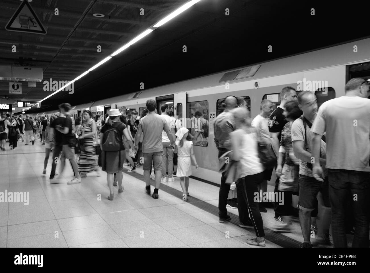 Europa, Germania, Amburgo, S-Bahn, piattaforma, Passeggeri, bianco e nero, Foto Stock
