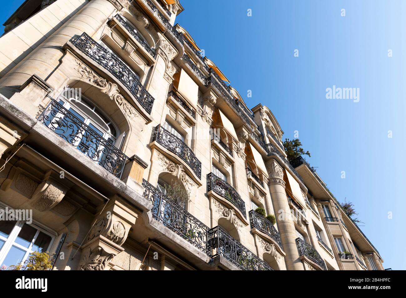 Facciata di una casa parigina con balconi solitari, Parigi, Francia, Europa Foto Stock