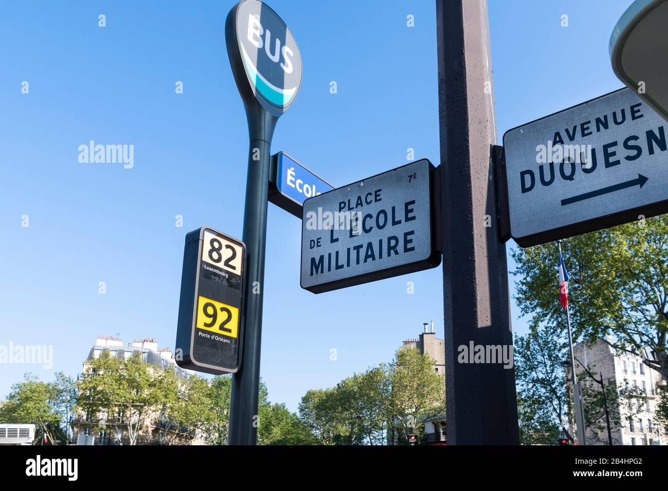 Fermata dell'autobus Place de l'Ecole Militaire, linea 82 e 92 nella 7th Arrodisesement, Parigi, Francia, Europa Foto Stock