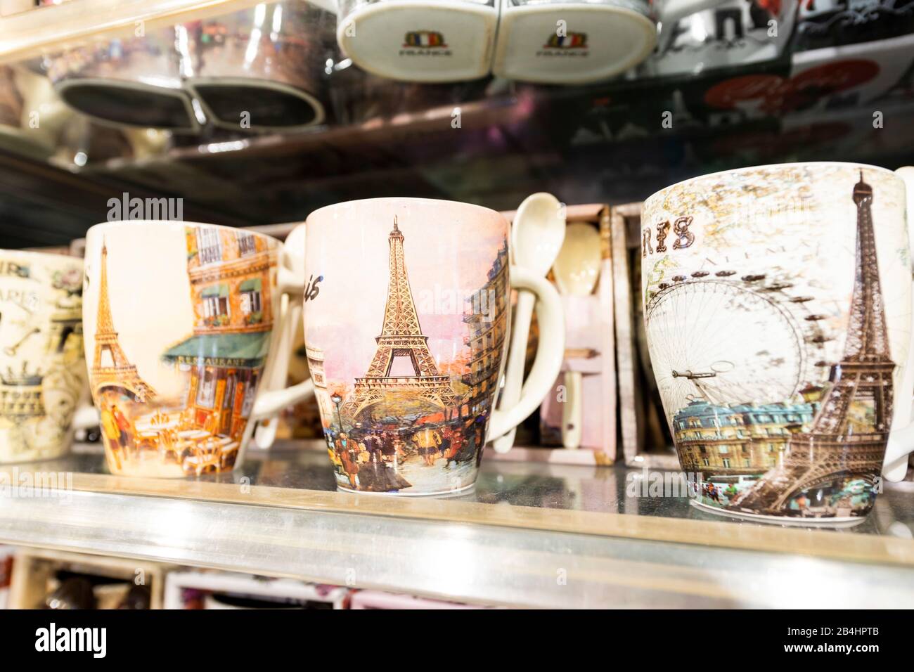 Kaffeetassen Mit Eiffel Turmaufdruck, Französische Souveniers, Parigi, Frankreich, Europa Foto Stock