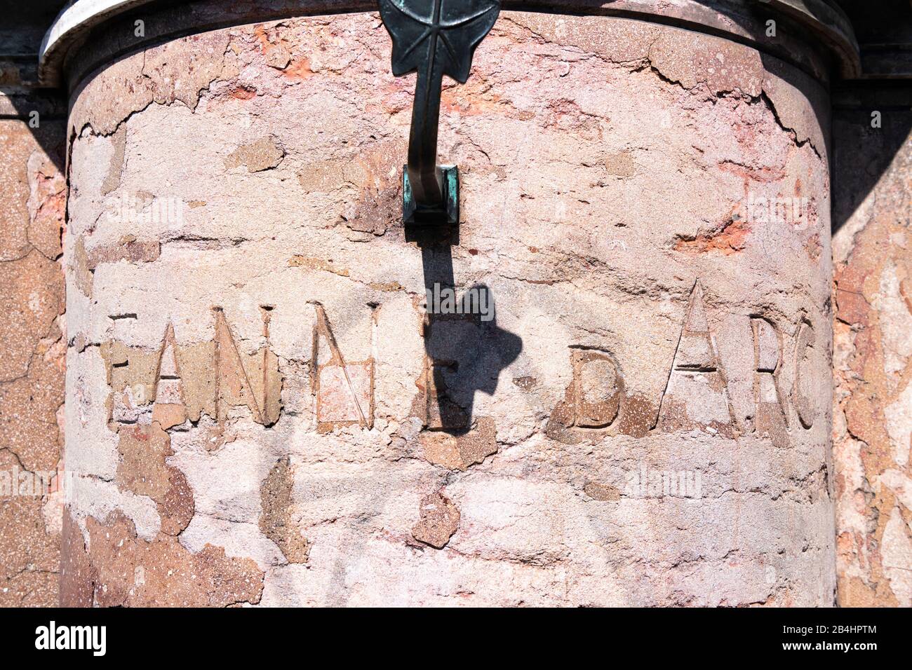 Sockel mit Inschrift Jeanne d´Arc, am Fuße der goldenen Reiterstatue von Johanna von Orleans vor dem Hotel Regina, Paris, Frankreich, Europa Foto Stock