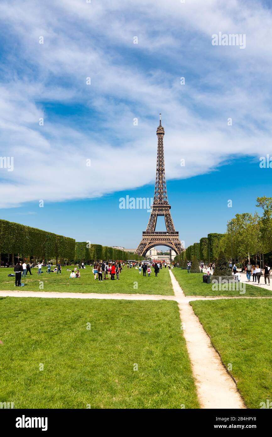 Rasenflächen mit Touristen im Champ de Mars vor dem Eiffel am frühen Morgen, Paris, Frankreich, Europa Foto Stock