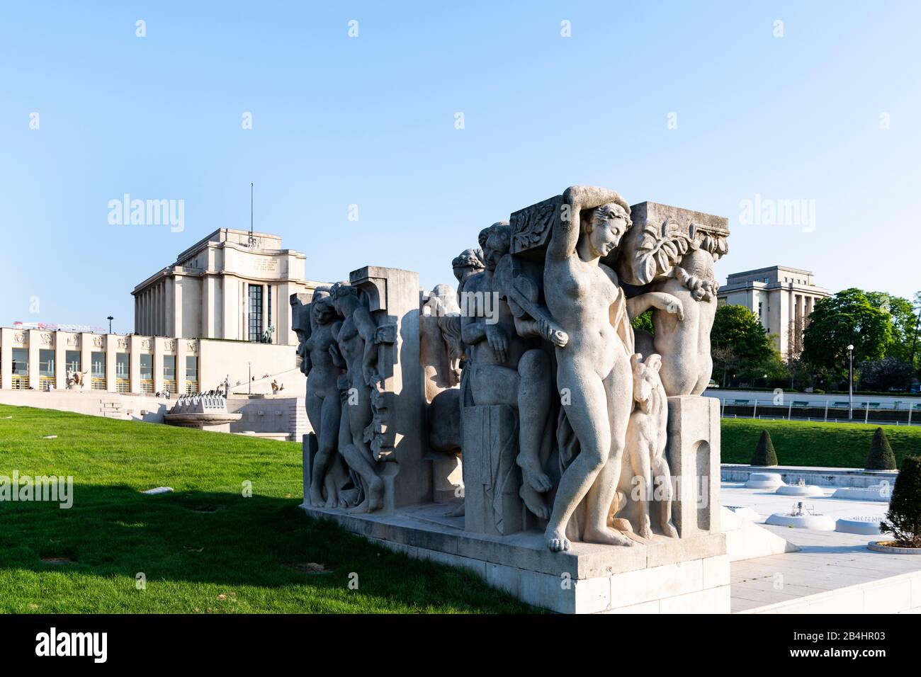 Leon-Ernest Driviers Skulpturengruppe 'le Lebensfreude' im Trocadero vor dem Palais de Chaillot am Place du Trocadéro, Groupe sculpé 'la Joie de Viv Foto Stock