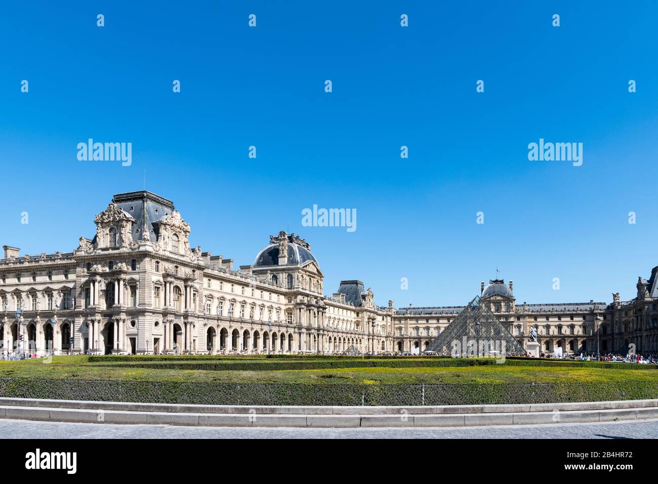 Il Museo del Louvre Musée du Louvre con Place du Carrousel e la piramide di vetro, Parigi, Francia, Europa Foto Stock