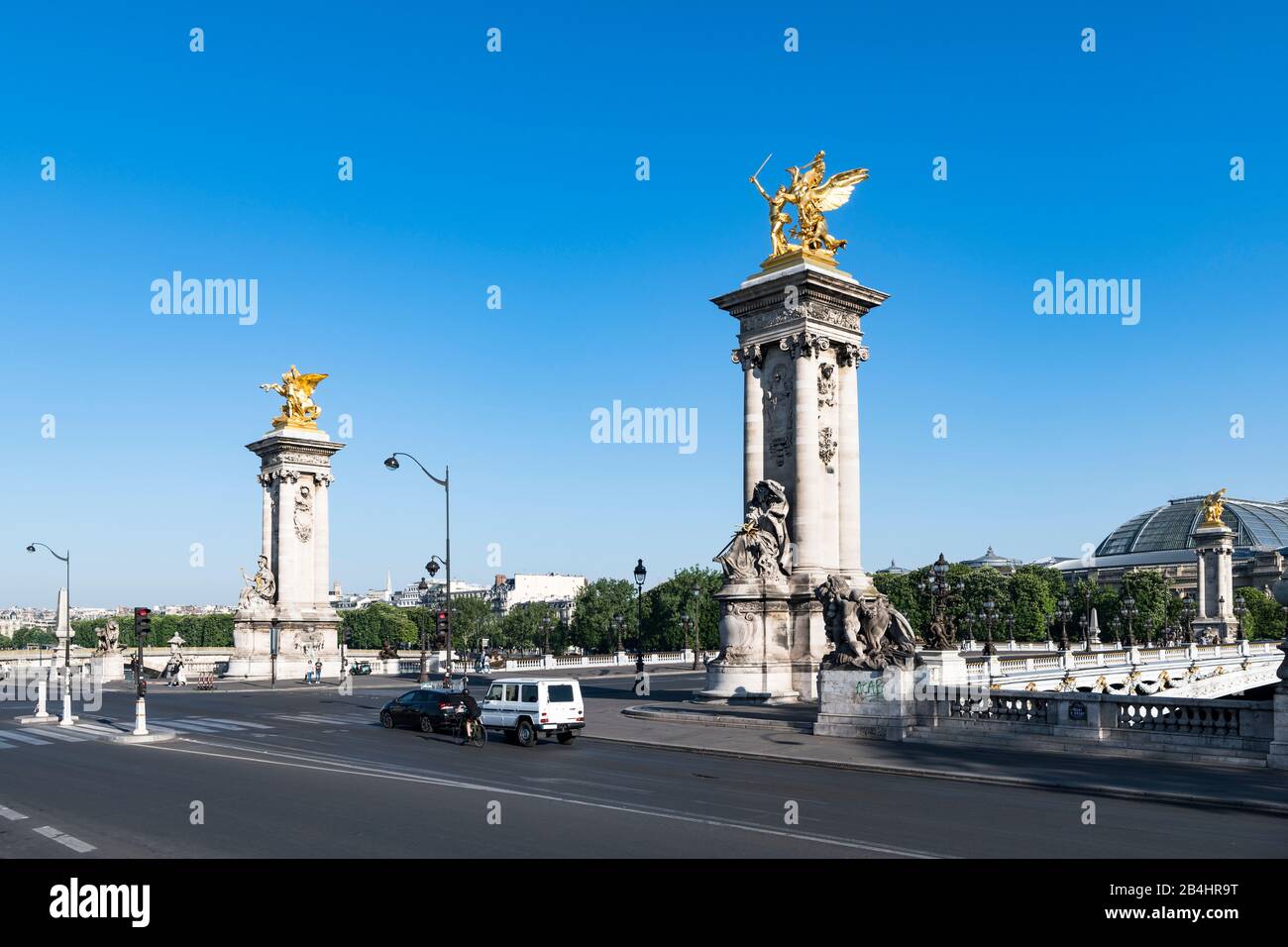 Zwei Pylone mit goldenen Statuen vor der Brücke Pont Alexandre III, Parigi, Frankreich, Europa Foto Stock