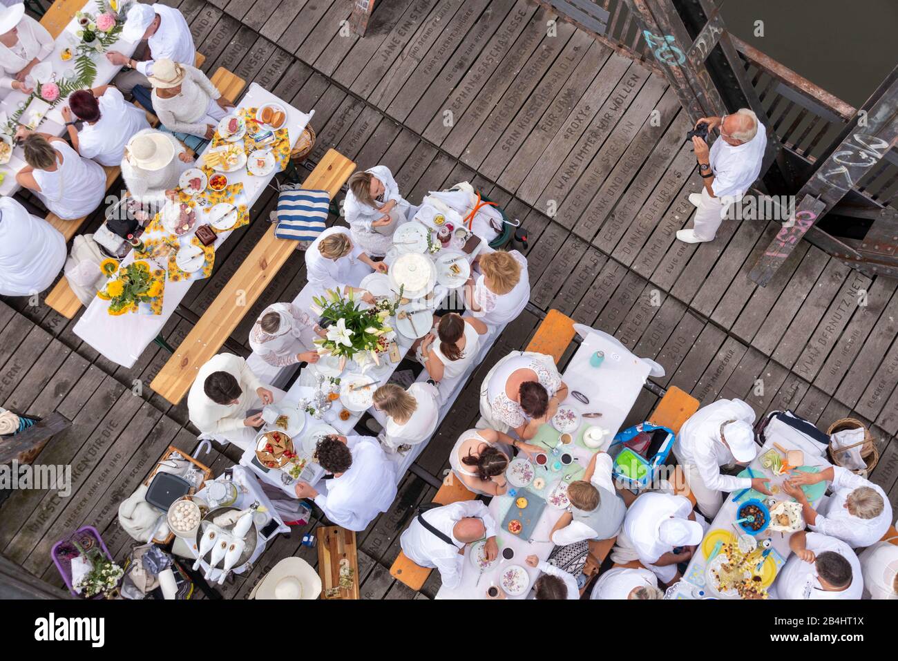 Deutschland, Sachsen-Anhalt, Magdeburg, Cena bianca Brücken, Picknicktisch mit Teilnehmern, Vogelperspektive, erstes Diner en blanc fand im Sommer 19 Foto Stock