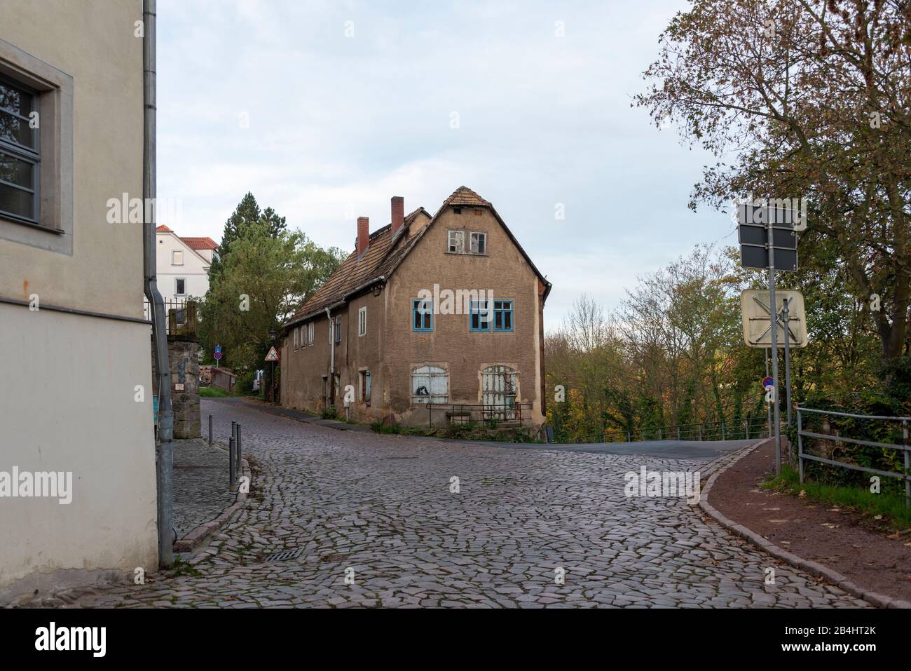 Germania, Sassonia, Meissen, casa dilapidata su Burgwall, città vecchia di Meissen. Foto Stock