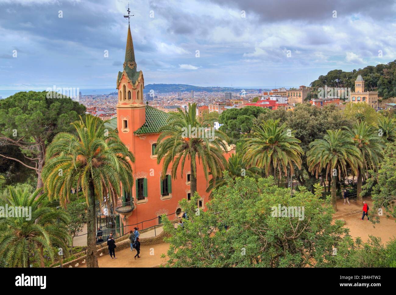 Casa di Antoni Gaudi nel Parc Güell con vista sulla città di Barcellona, Catalogna, Spagna Foto Stock