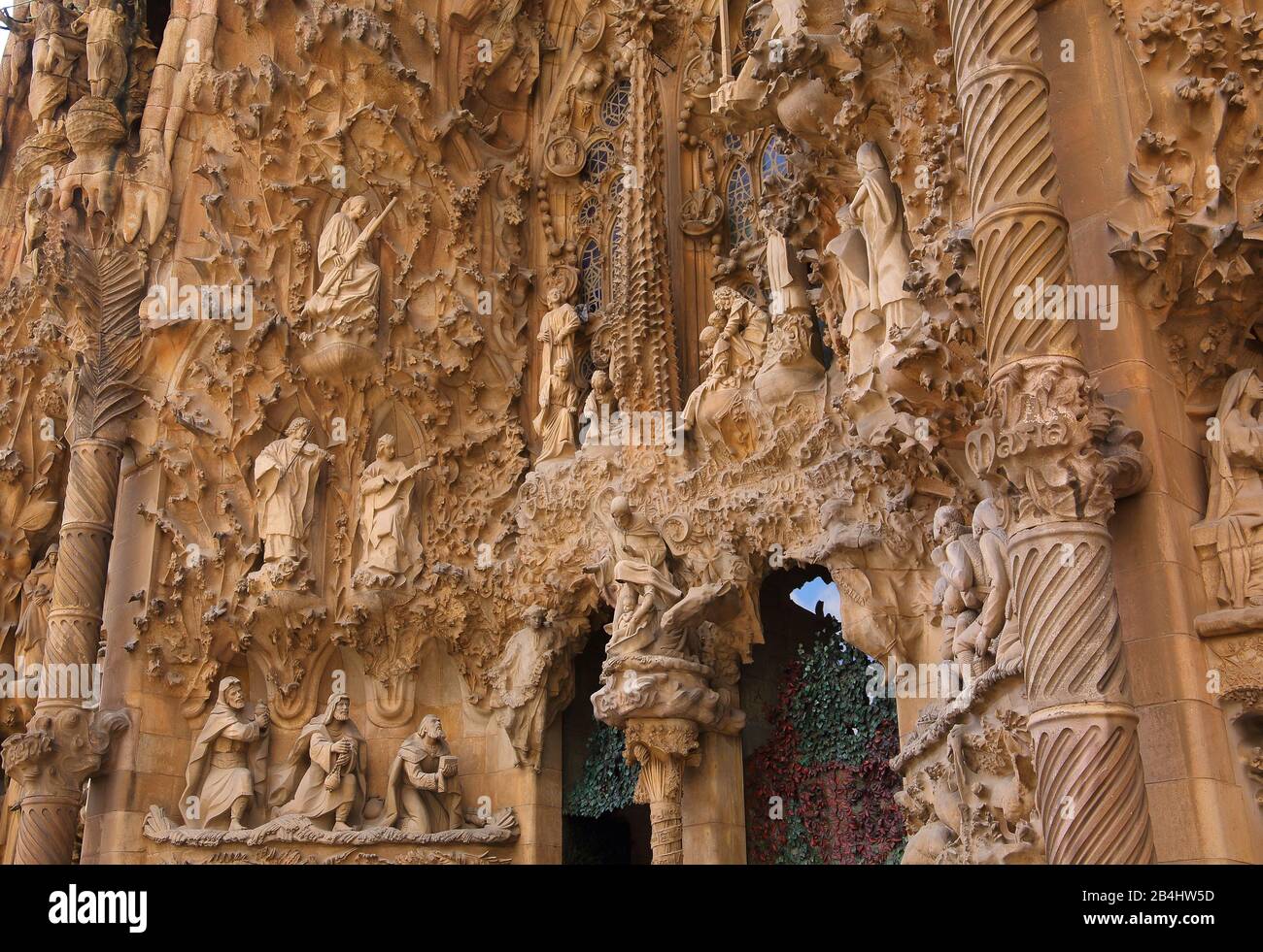 Sculture sulla facciata nord della cattedrale della Sagrada Familia di Antoni Gaudi a Barcellona, Catalogna, Spagna Foto Stock