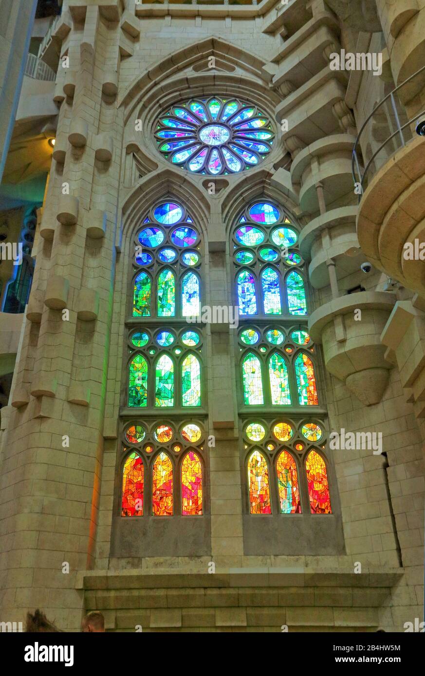 Vetrate all'interno della cattedrale della Sagrada Familia di Antoni Gaudi a Barcellona, Catalogna, Spagna Foto Stock