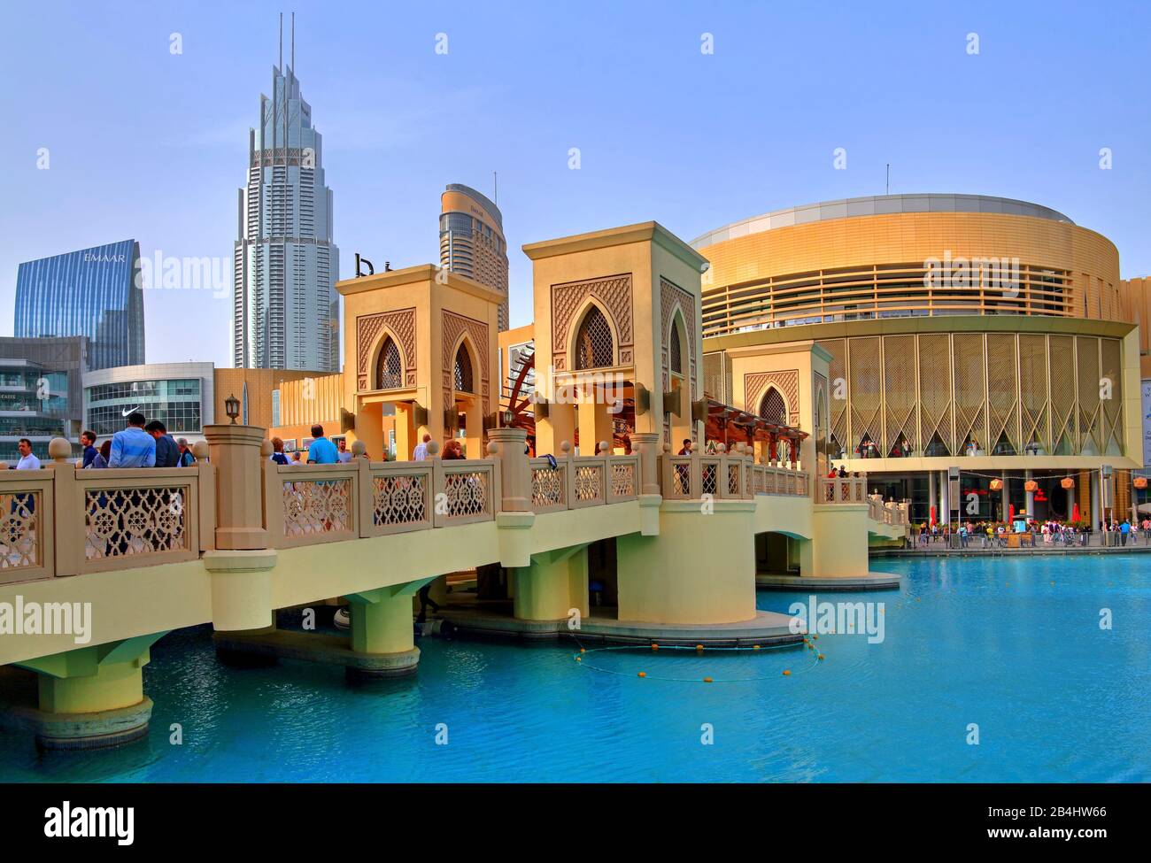 Ponte Sul Lago Burj Con Il Dubai Mall In Centro, Dubai, Golfo Persico, Emirati Arabi Uniti Foto Stock