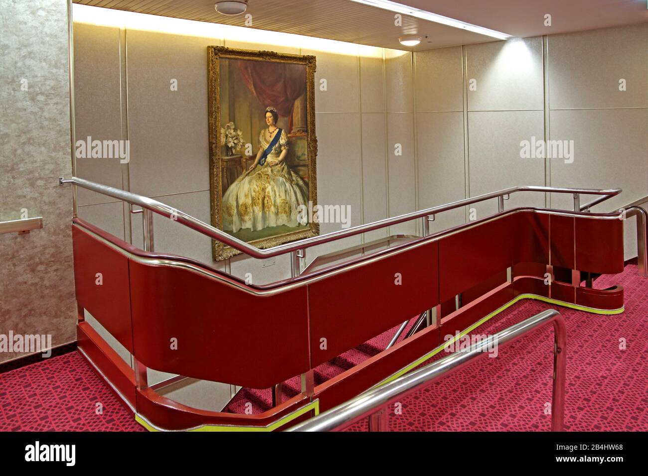 Scala con dipinti di Queen Mum sull'hotel e nave museo Regina Elisabetta 2 (QE2), Dubai, Golfo Persico, Emirati Arabi Uniti Foto Stock