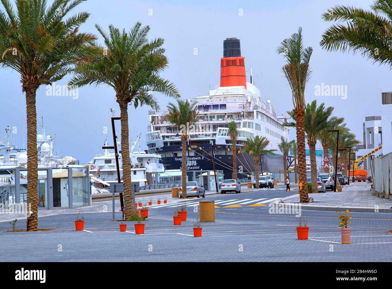 Hotel e nave museo Queen Elizabeth 2 (QE2) al molo, Dubai, Golfo Persico, Emirati Arabi Uniti Foto Stock