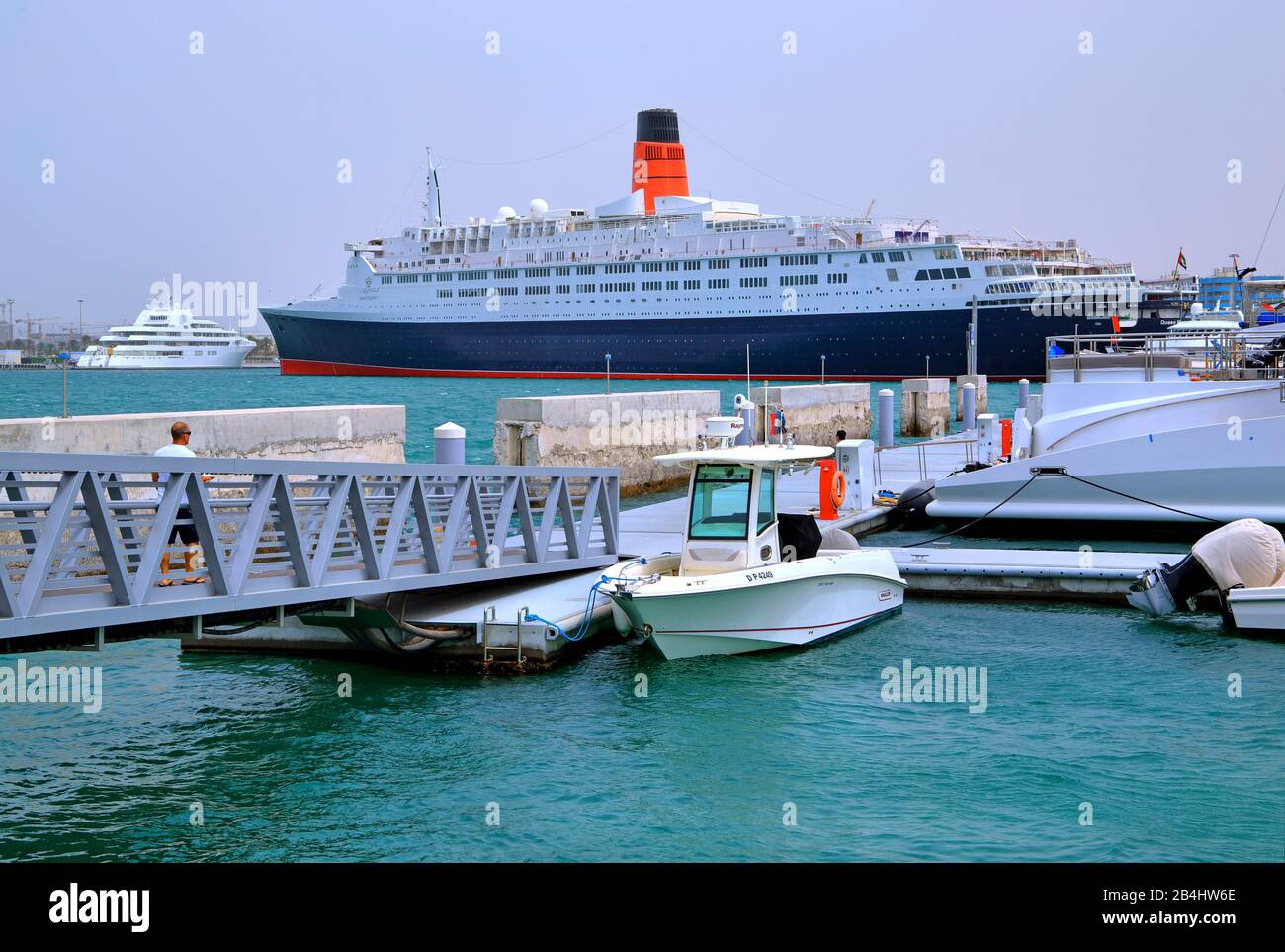 Hotel e museo nave Queen Elizabeth 2 (QE2) nel porto, Dubai, Golfo Persico, Emirati Arabi Uniti Foto Stock