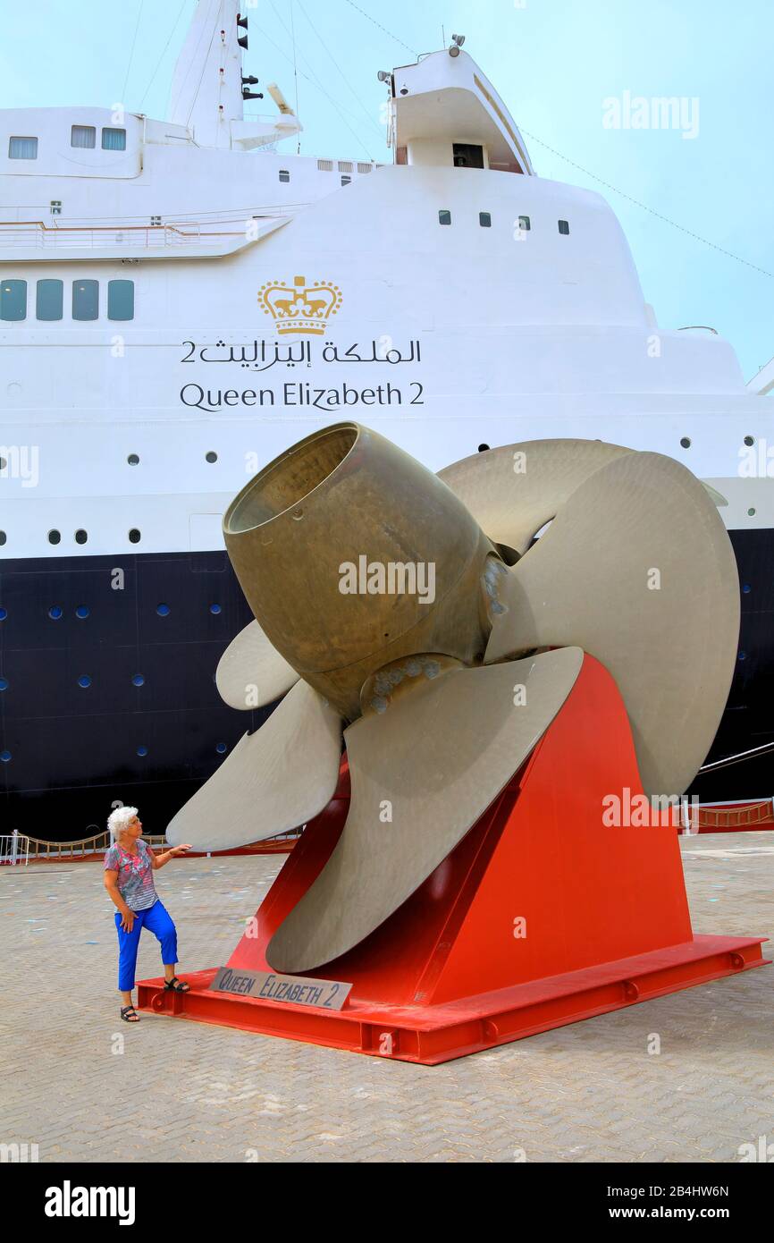 Una delle eliche dell'hotel e nave museo Queen Elizabeth 2 (QE2) al molo, Dubai, Golfo Persico, Emirati Arabi Uniti Foto Stock