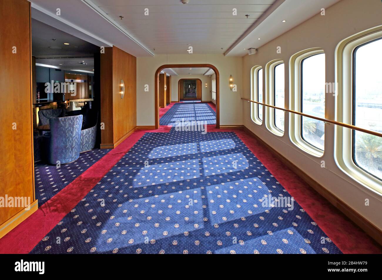 Passeggiata in hotel e museo nave Queen Elizabeth 2 (QE2), Dubai, Golfo Persico, Emirati Arabi Uniti Foto Stock