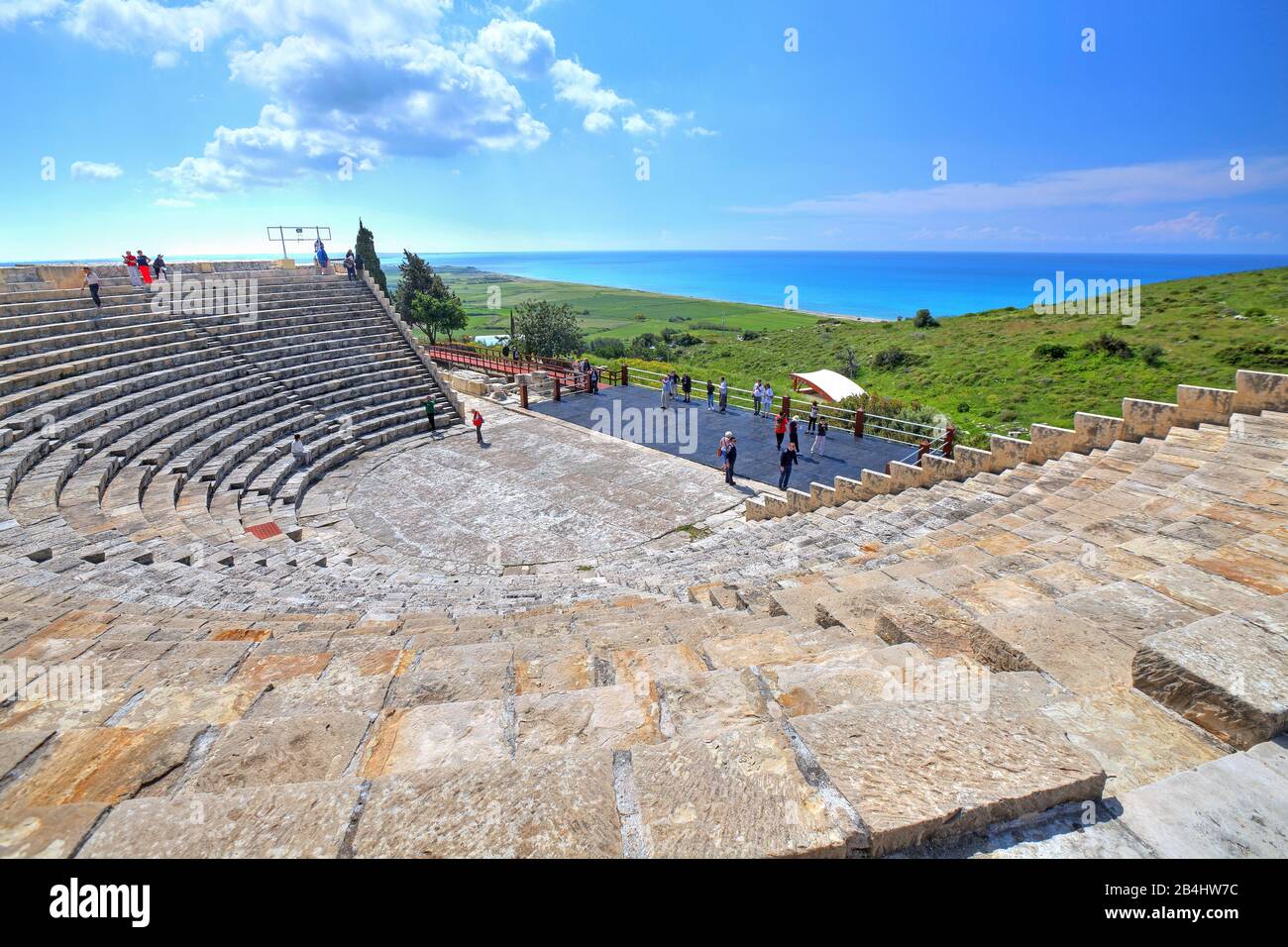 Antico teatro sulla costa mediterranea nell'antico sito archeologico di Kourion vicino a Limassol, costa mediterranea, Cipro Foto Stock