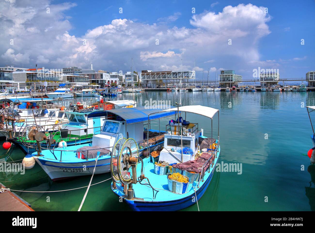 Porto vecchio con barche da pesca Limassol, baia di Akrotiri, Mar Mediterraneo, Cipro Foto Stock