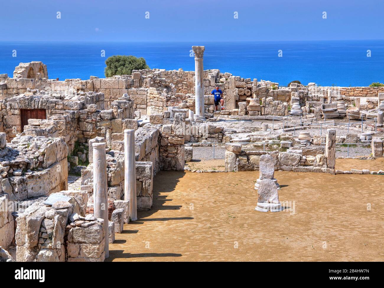 Agora sopra la scogliera nel sito archeologico antico Kourion vicino a Limassol, costa mediterranea, Cipro Foto Stock