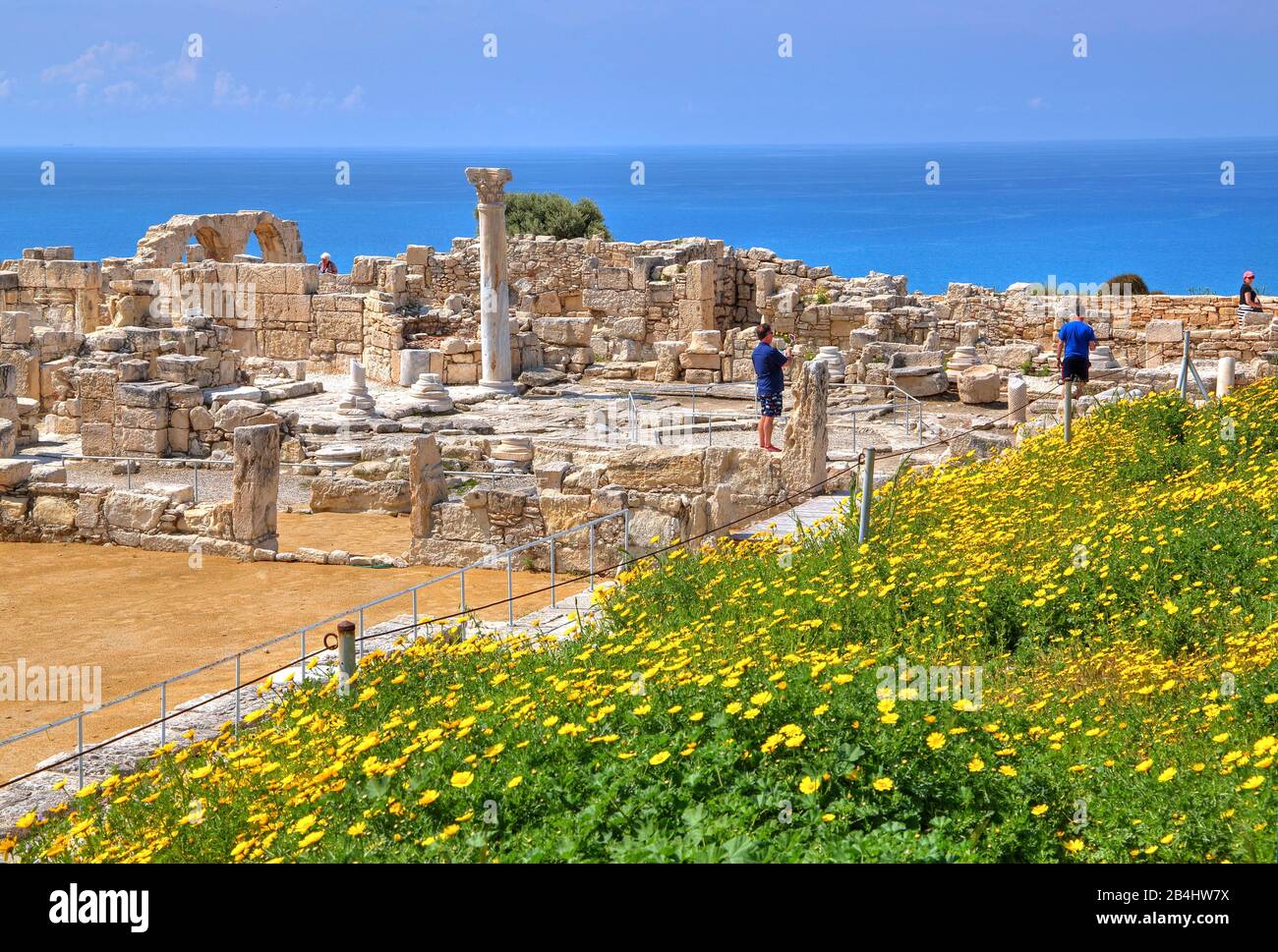 Agora con fiori primaverili sulle scogliere nel sito archeologico antico Kourion a Limassol, costa mediterranea, Cipro Foto Stock