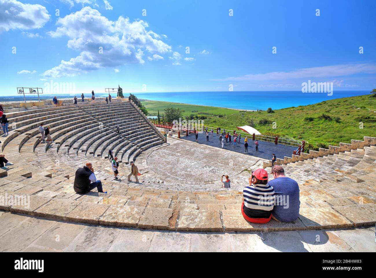 Antico teatro sulla costa mediterranea nell'antico sito archeologico di Kourion vicino a Limassol, costa mediterranea, Cipro Foto Stock