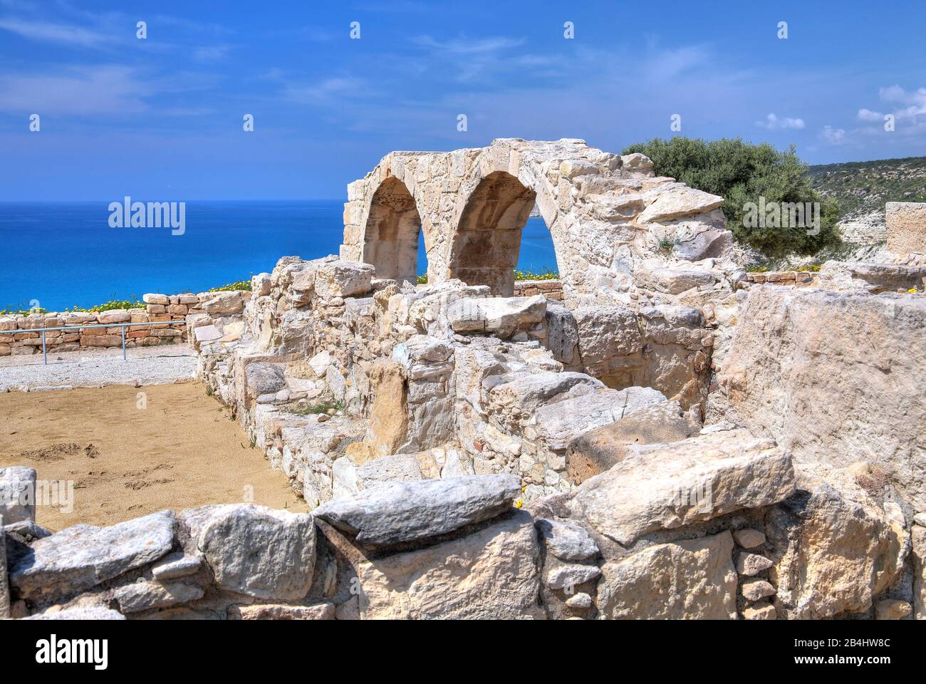 Basilica paleocristiana sopra la scogliera nell'antico sito archeologico di Kourion vicino a Limassol, costa mediterranea, Cipro Foto Stock
