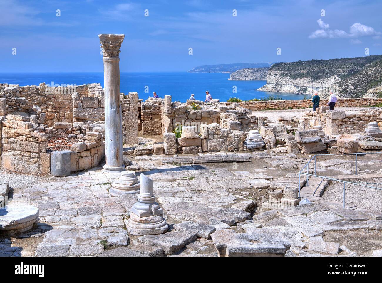 Agora sopra la scogliera nel sito archeologico antico Kourion vicino a Limassol, costa mediterranea, Cipro Foto Stock