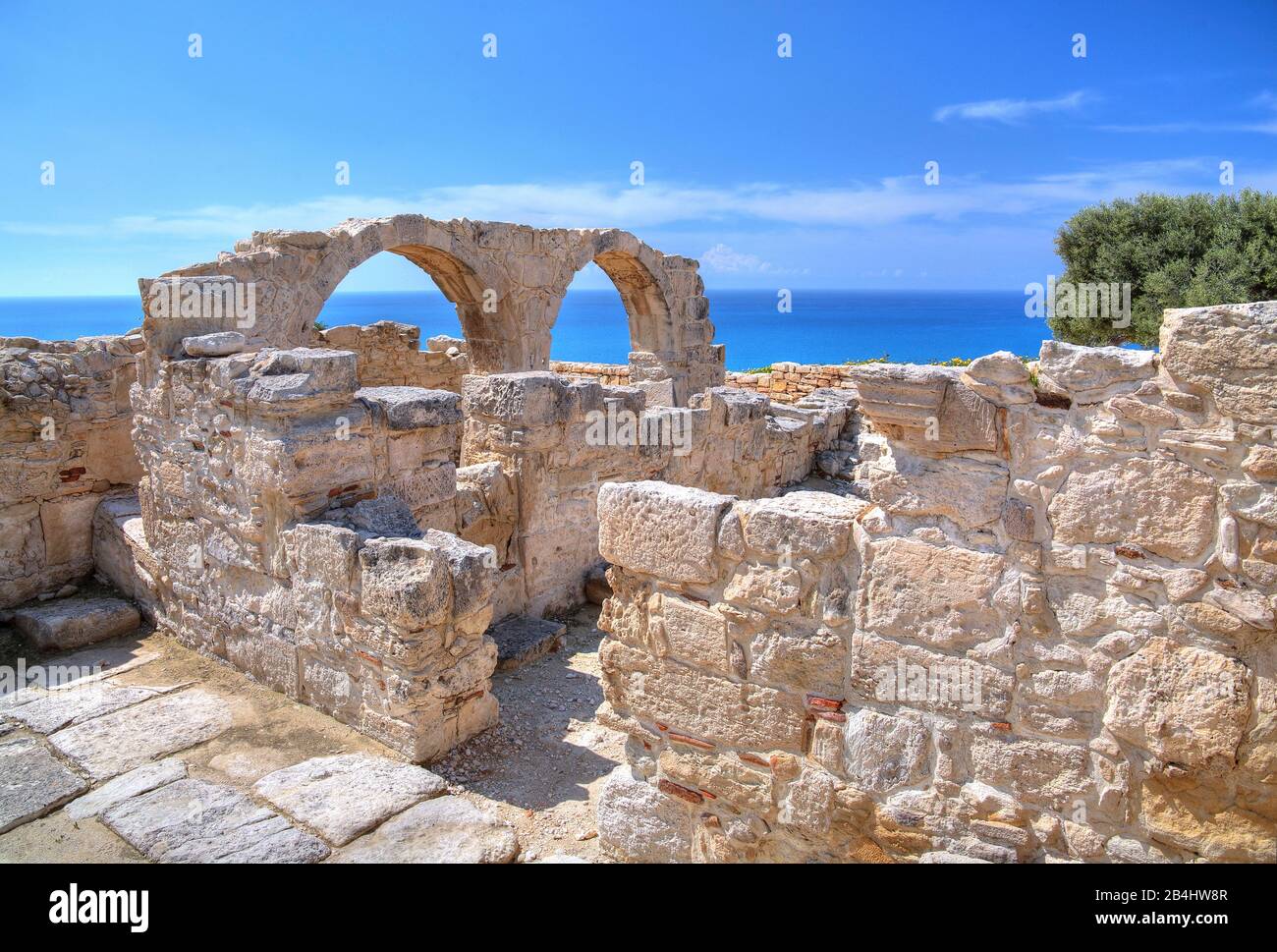 Basilica paleocristiana sopra la scogliera nell'antico sito archeologico di Kourion vicino a Limassol, costa mediterranea, Cipro Foto Stock