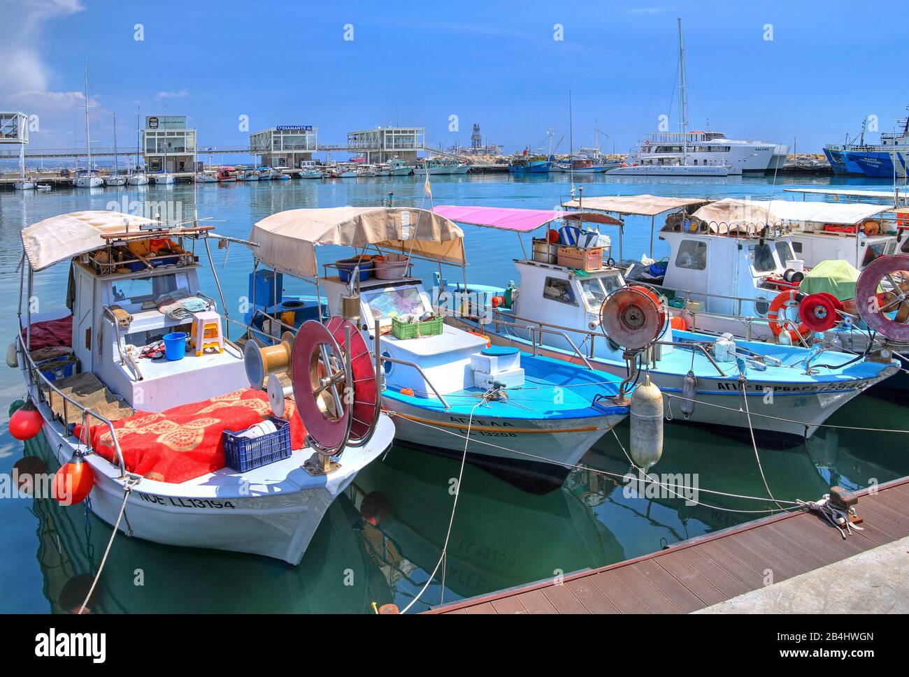 Porto vecchio con barche da pesca Limassol, baia di Akrotiri, Mar Mediterraneo, Cipro Foto Stock