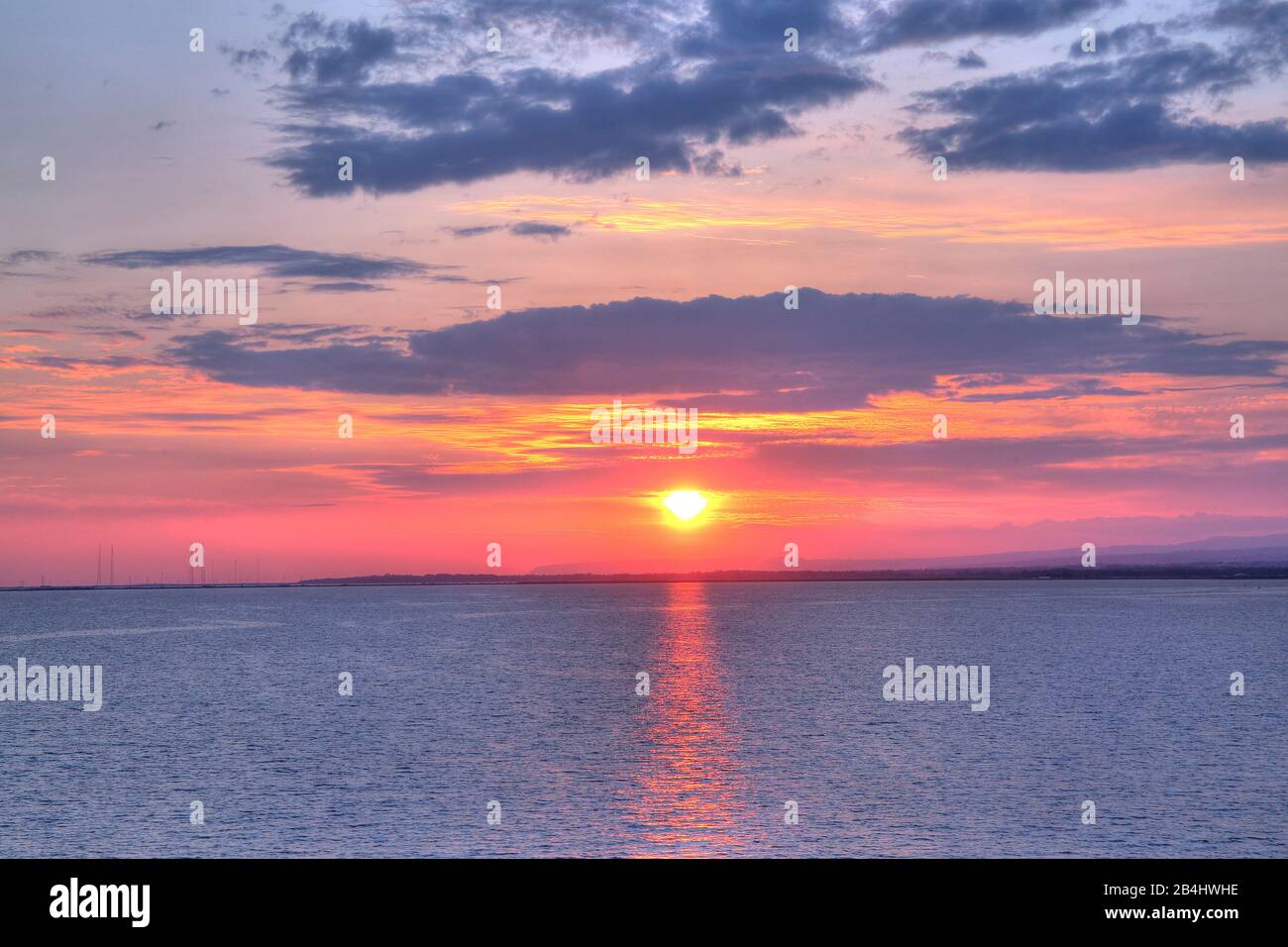 Tramonto nella baia di Akrotiri a Limassol, costa mediterranea, Cipro Foto Stock