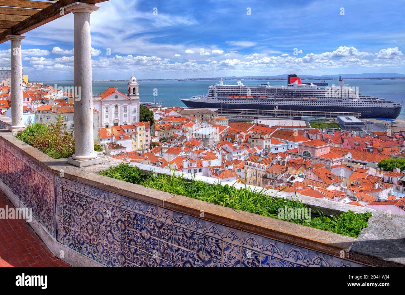 Punto di vista Santa Luzia nella città vecchia con transatlantico Liner Regina Maria 2 nel porto sul Tago, Lisbona, Portogallo Foto Stock