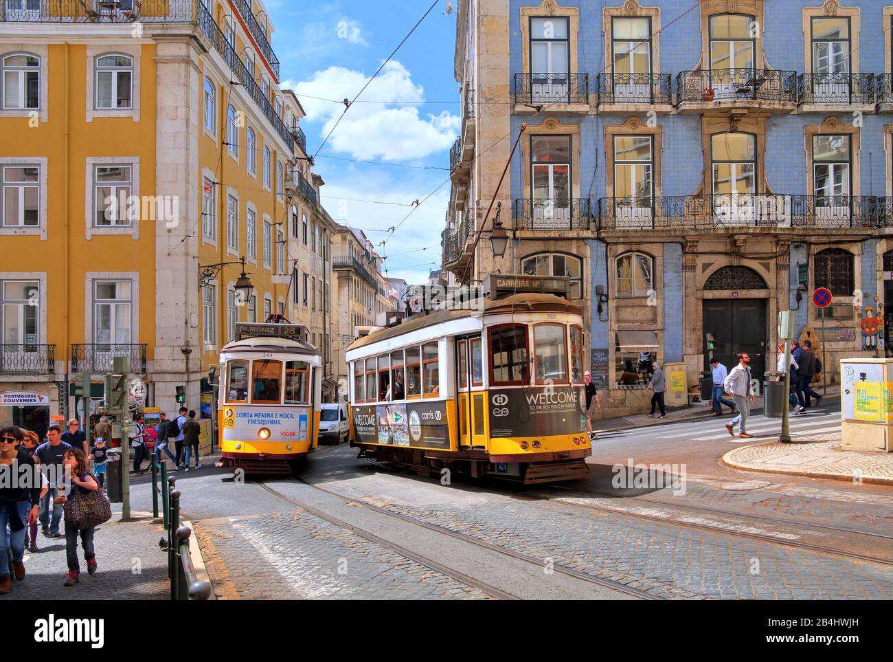 Tram storici nel centro della città, Lisbona, Portogallo Foto Stock