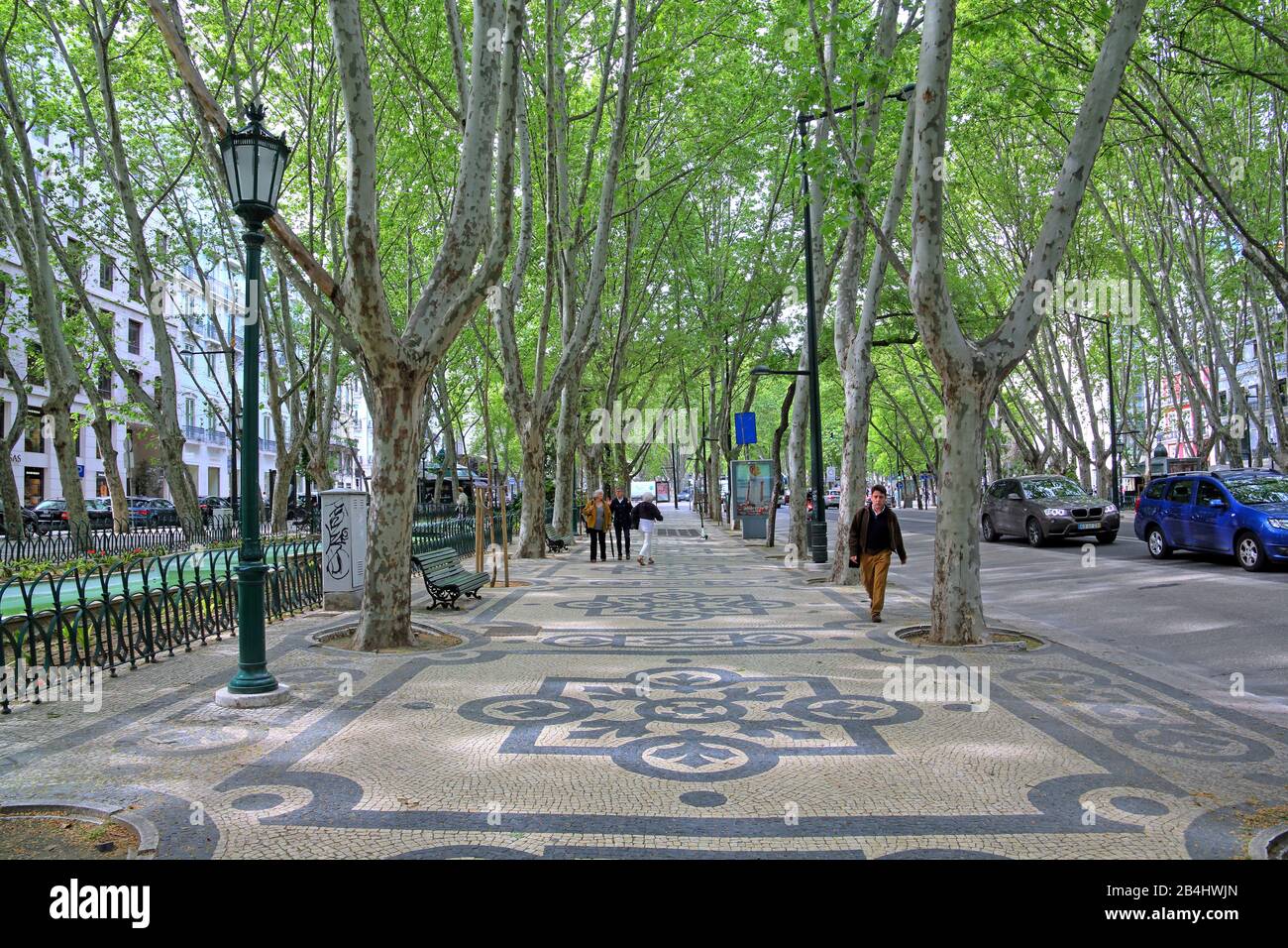 Marciapiede con mosaici tipici sulla Avenida da Libertade nel centro, Lisbona, Portogallo Foto Stock