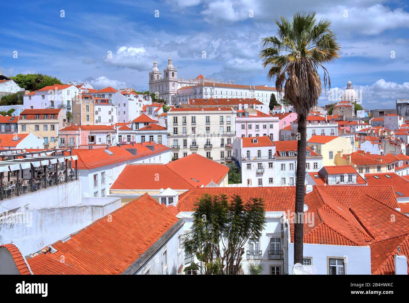 Tetti della città vecchia con il monastero Sao Vicente de Fora, Lisbona, Portogallo Foto Stock
