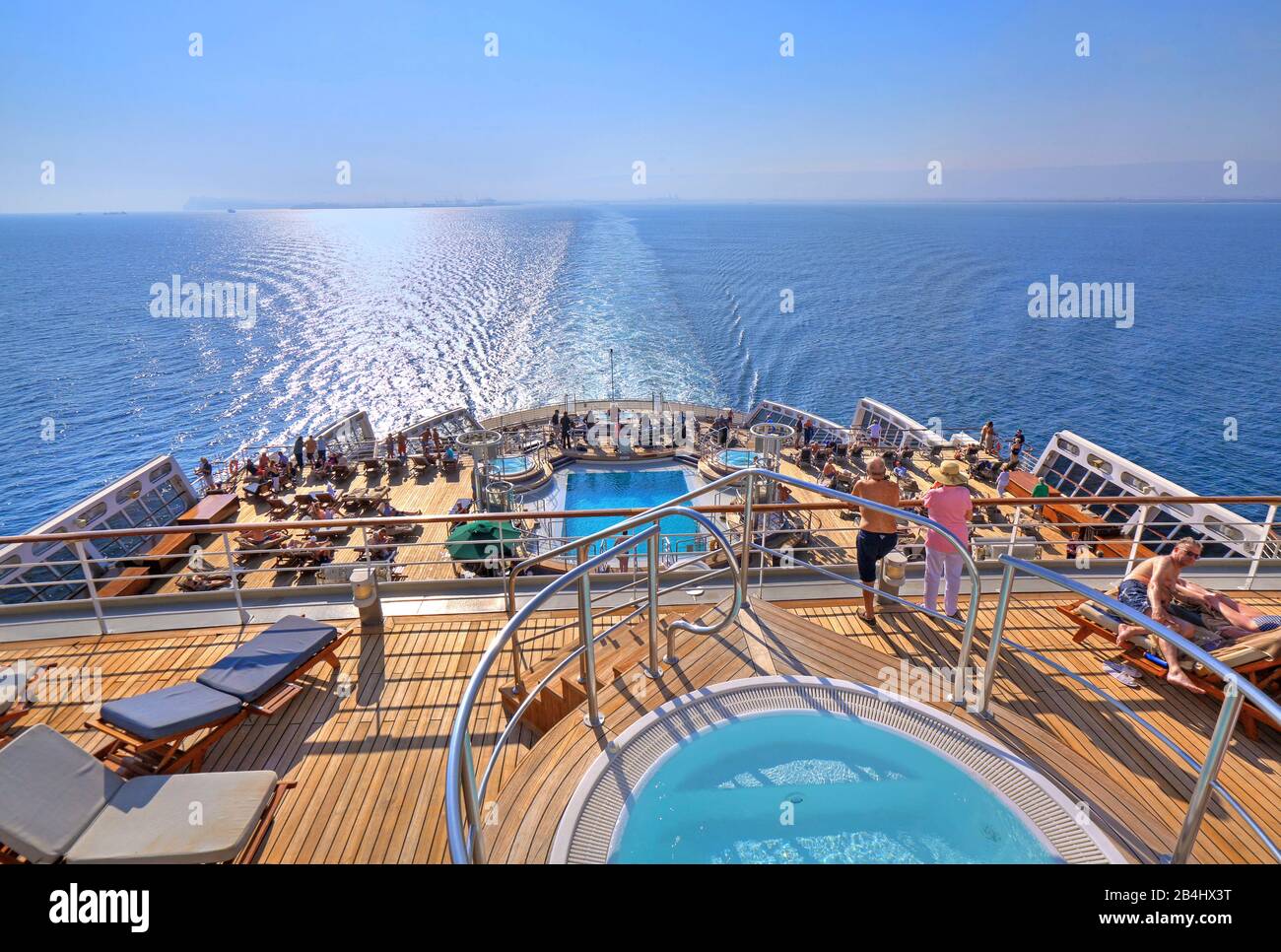 Ponti poppali con piscina e lettini dal transatlantico Queen Mary 2 Foto Stock