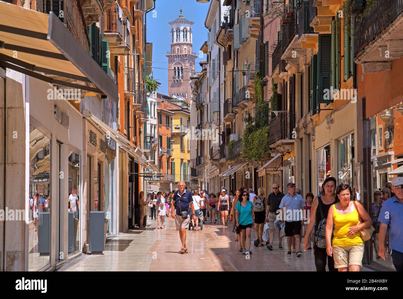 Via pedonale del centro storico con Torre dei Lamberti Verona Veneto Italia Foto Stock