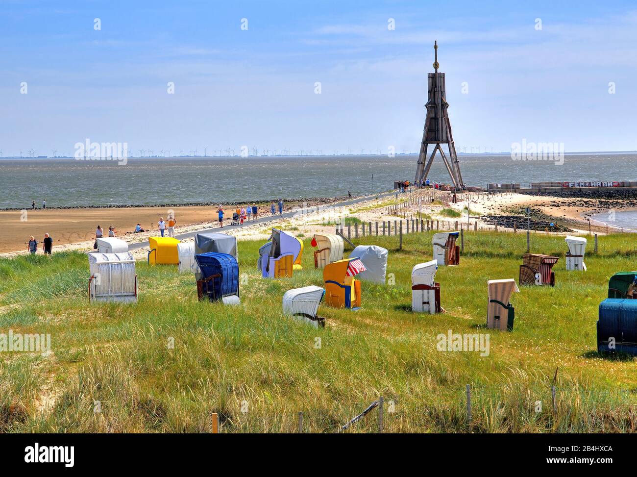 Spiaggia di erba con sedie da spiaggia alla foce dell'Elba con il simbolo del mare Kugelbake nel quartiere Döse, località del Mare del Nord Cuxhaven, estuario dell'Elba, Mare del Nord, costa del Mare del Nord, Bassa Sassonia, Germania Foto Stock