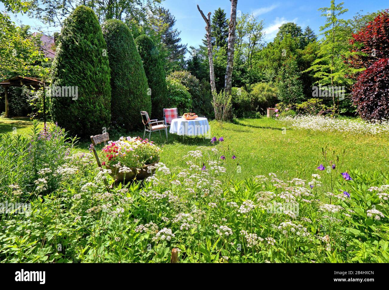 Idilliaco giardino privato a Planegg vicino Monaco, Würmtal, alta Baviera, Baviera, Germania Foto Stock