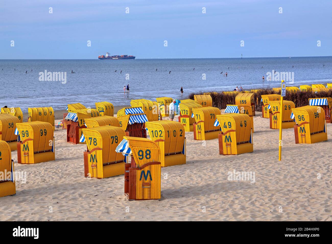 Spiaggia con sedie a sdraio nel quartiere Duhnen, località del Mare del Nord Cuxhaven, estuario dell'Elba, Mare del Nord, costa del Mare del Nord, Bassa Sassonia, Germania Foto Stock