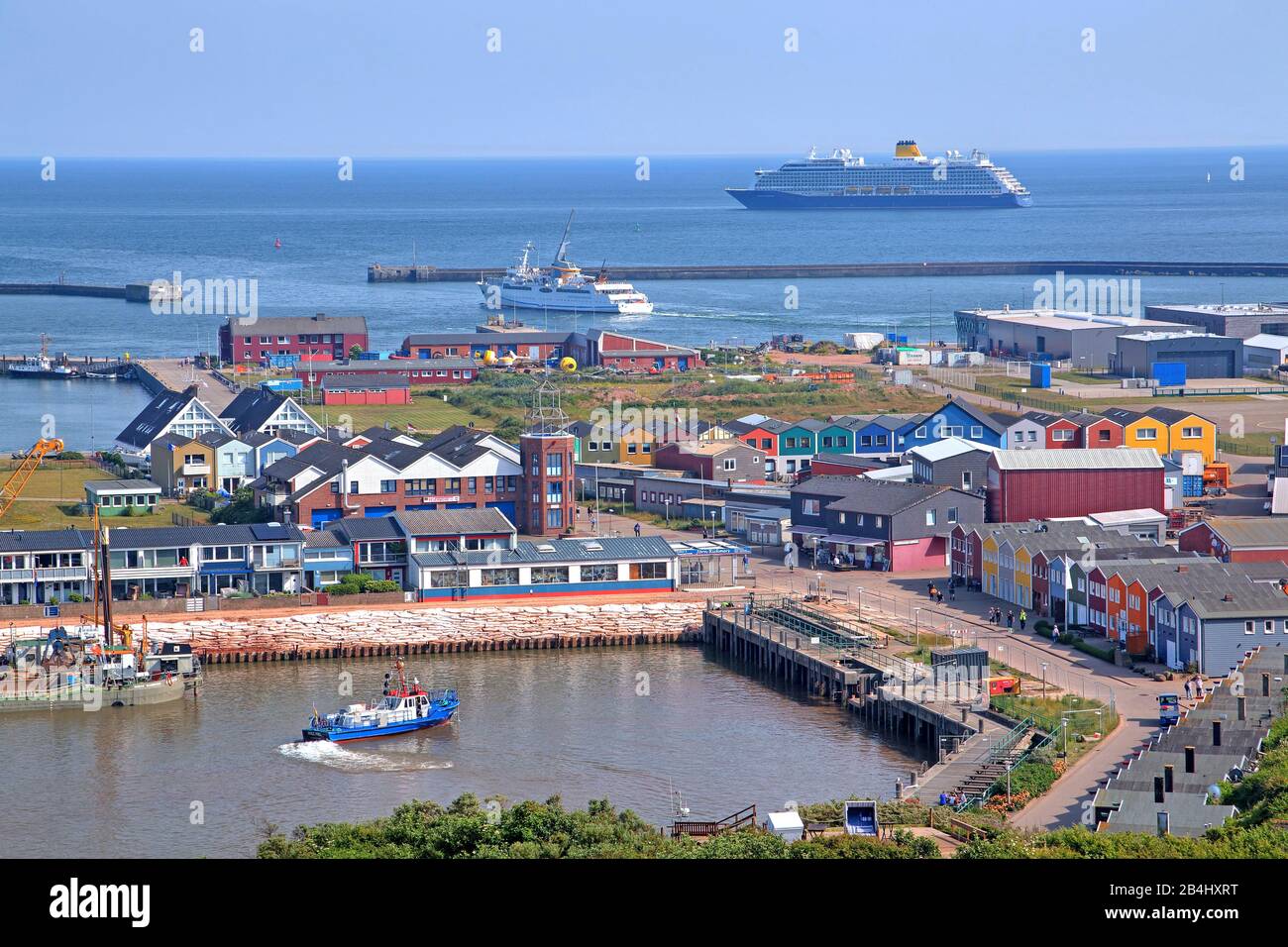 Porto Sud con resort sul mare Helgoland e nave da crociera sulla strada di fronte all'isola Helgoland, Helgoland Bay, altezza tedesca, isola del Mare del Nord, Mare del Nord, Schleswig-Holstein, Germania Foto Stock