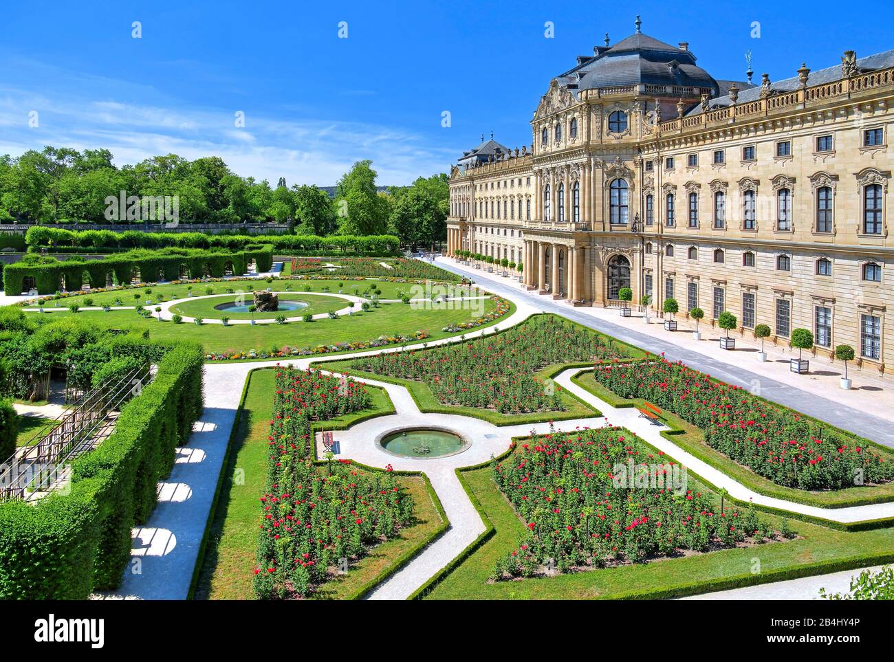 Lato est del Residenz am Hofgarten con Rosenrabatten, Würzburg, Maintal, Bassa Franconia, Franconia, Baviera, Germania Foto Stock
