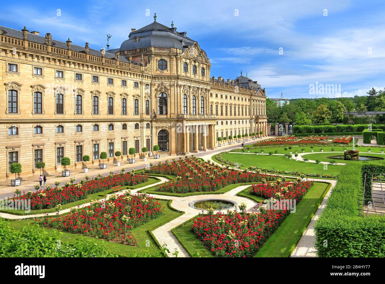 Lato est del Residenz am Hofgarten con i suoi bordi di rose e fontane, Würzburg, Maintal, Bassa Franconia, Franconia, Baviera, Germania Foto Stock