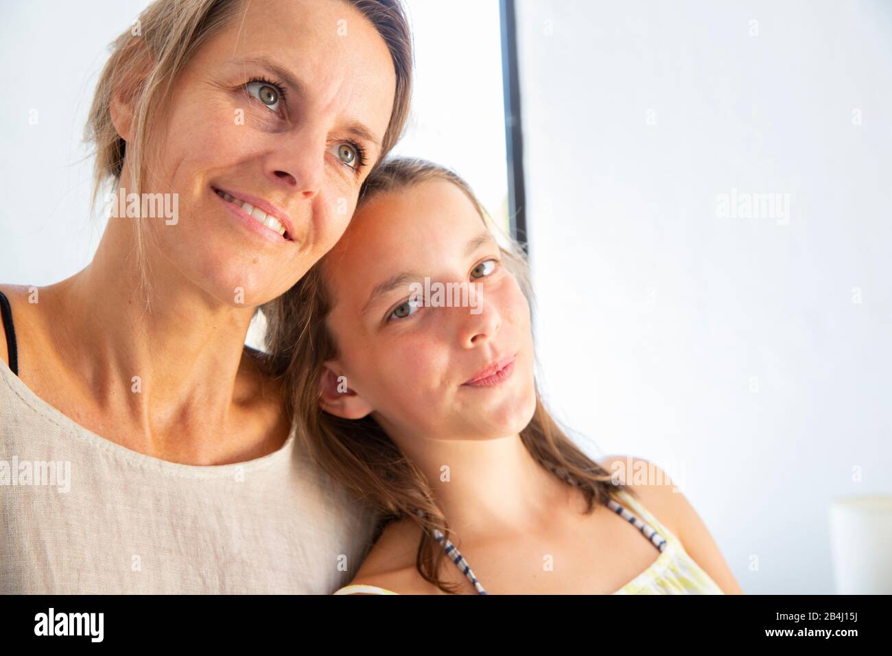 Madre, figlia, snella contro, ritratto Foto Stock