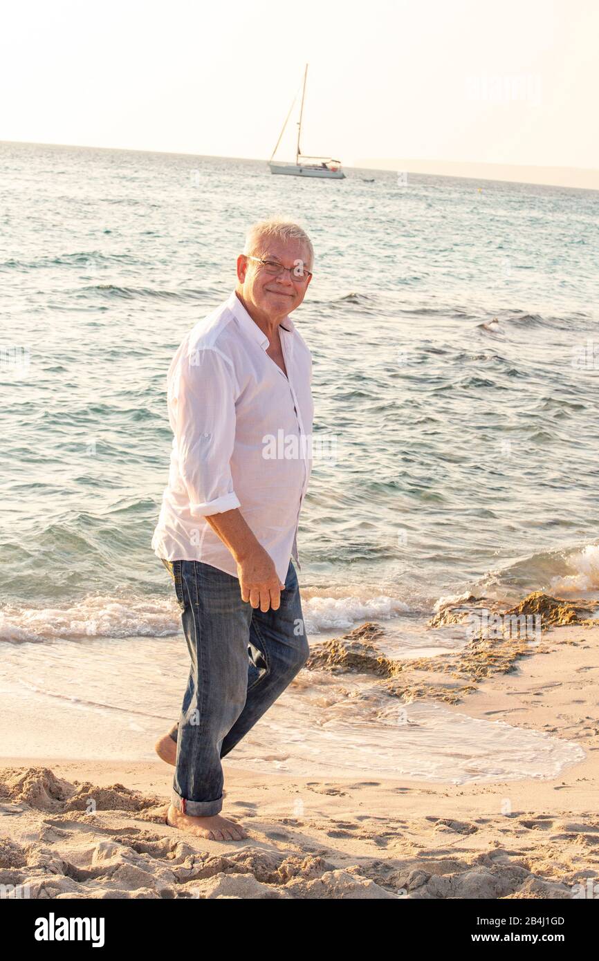 Pensionati, mare, spiaggia, correre Foto Stock