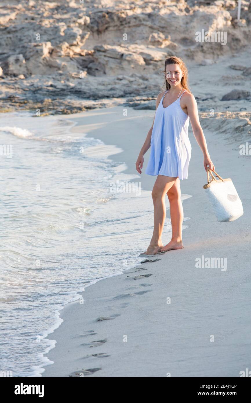 Adolescenti, borsa da spiaggia, spiaggia, tornitura Foto Stock