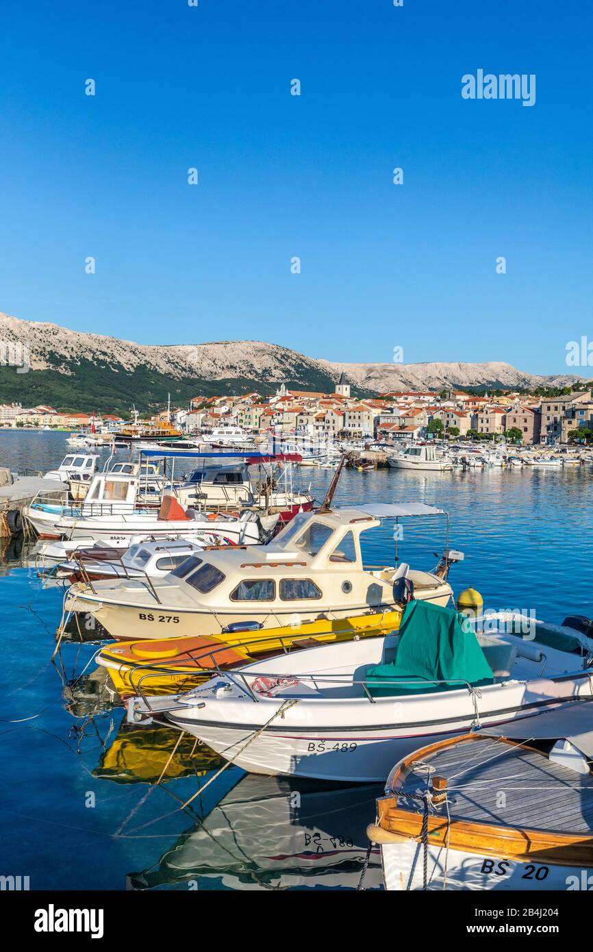 Baska, vista porto turistico, isola di Krk, baia di Quarnero, costa adriatica, Croazia Foto Stock Baska, vista porto turistico, isola di Krk, baia di Quarnero, costa adriatica, Croazia Foto Stock